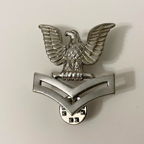 US Navy Petty Officer Second Class Hat Badge Pin  V 21 N - Picture 1 of 9